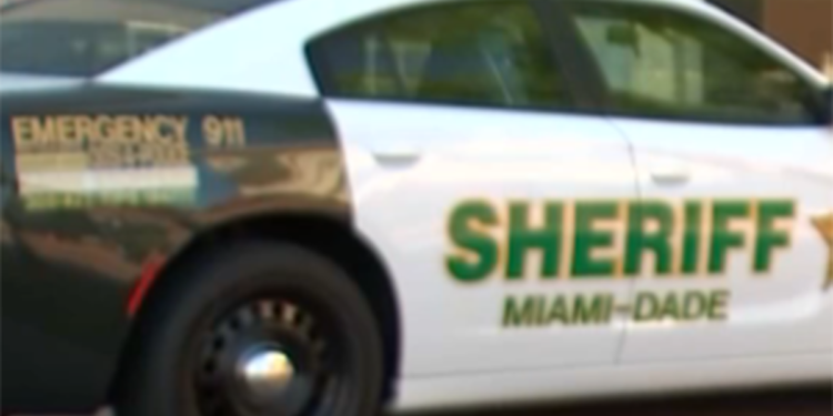 Deputies searching for 2 men accused of shooting man during attempted robbery in SW Miami-Dade